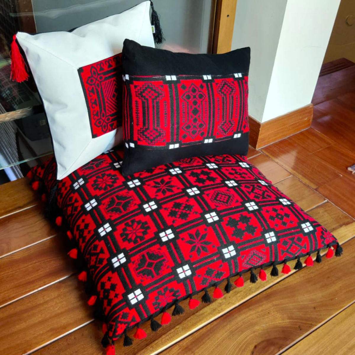 Traditional Floor Cushion Acrylic & polyester Inclusive of filing case size 26 x 26" Cover Relaxsit